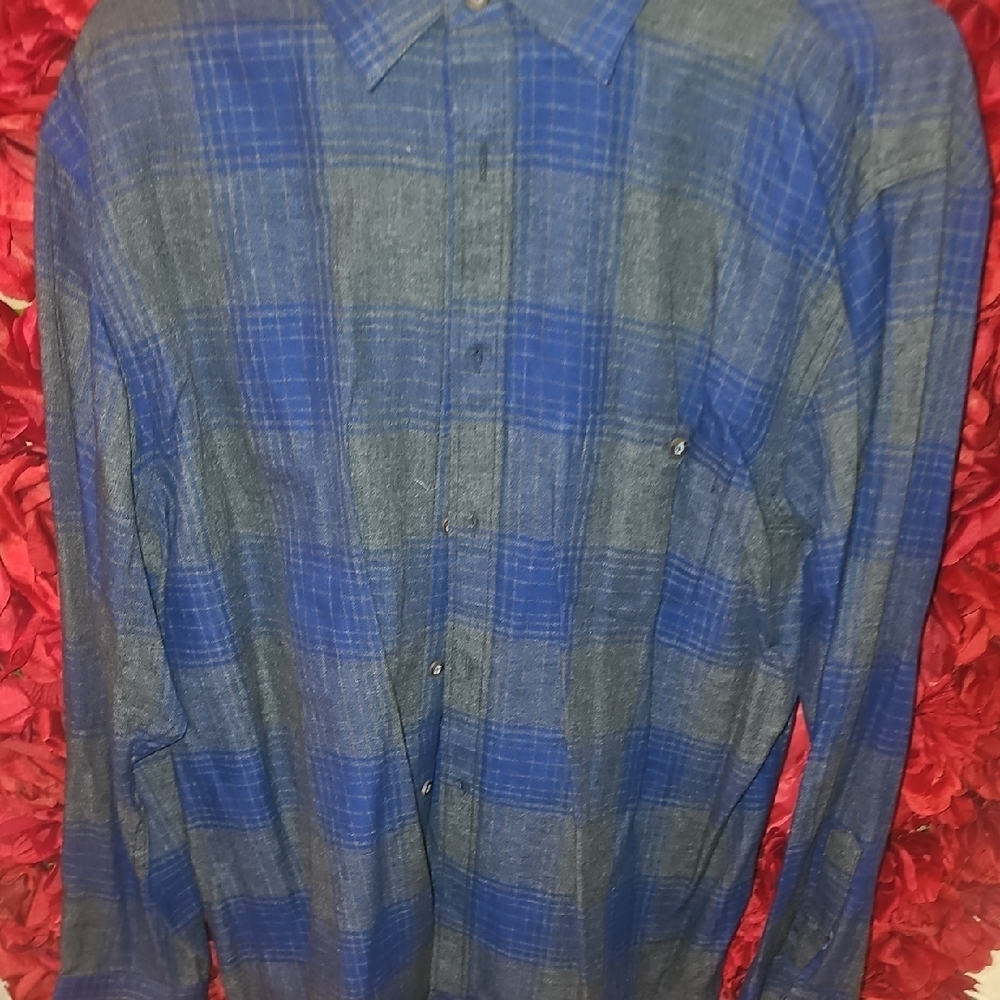 Haggar Men's Blue and Gray Checkered Flannel Style Button Up Shirt Size Medium